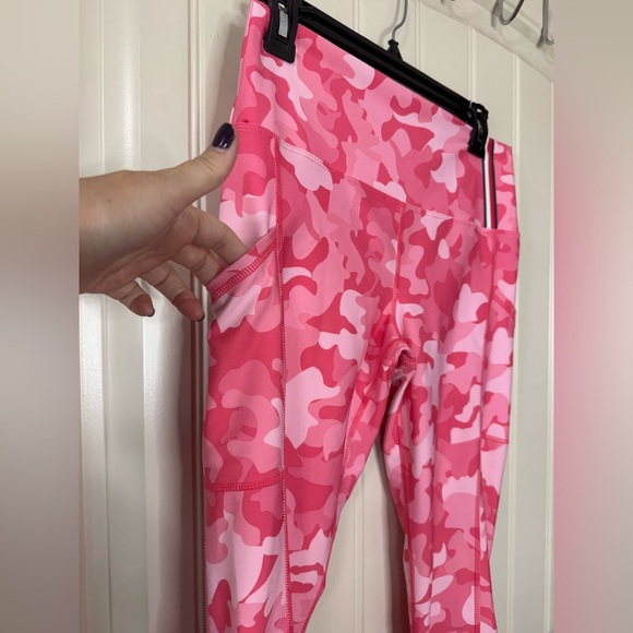 2/for $20 🪩 TOMMY HILFIGER Pink Camo Athletic High-Waist Leggings (Size Medium) - Picture 6 of 11